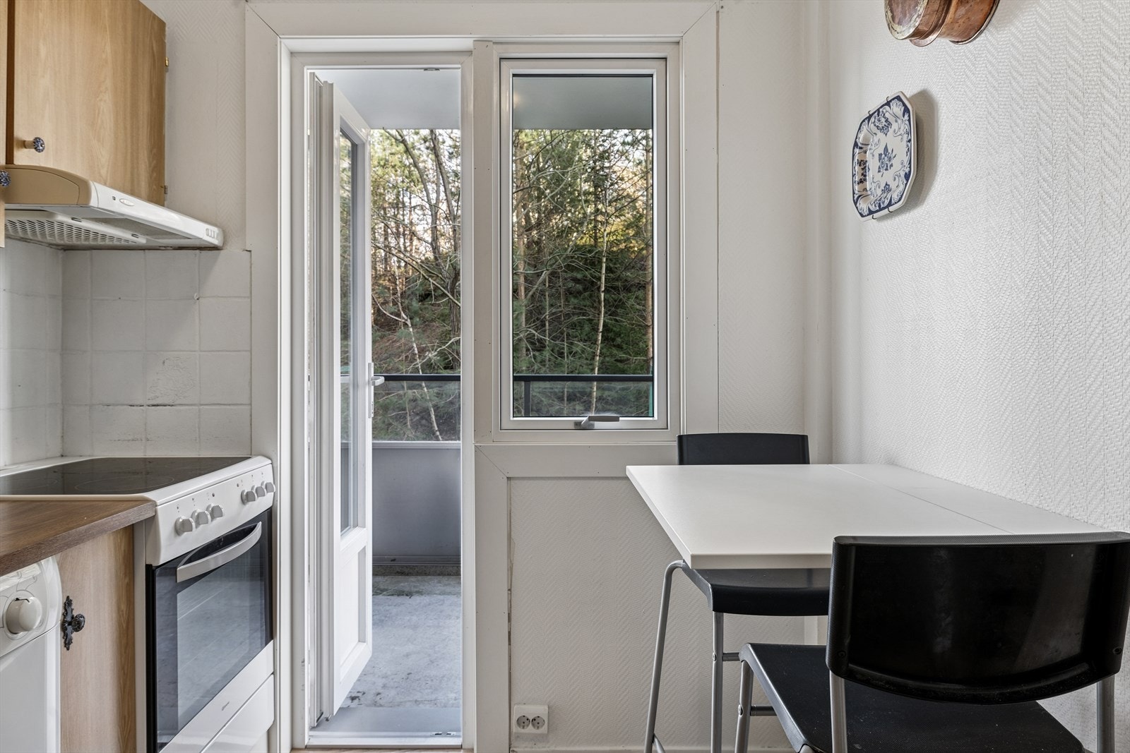 På kjøkkenet er det plass til et lite spisebord, det er også utgang til leilighetens balkong hvor kaffekoppen kan nytes! Galleribilde