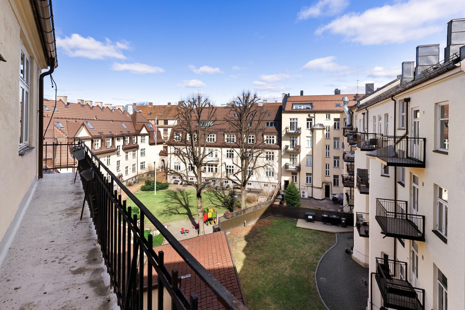 Borettslaget har et nydelig gårdsrom. Galleribilde