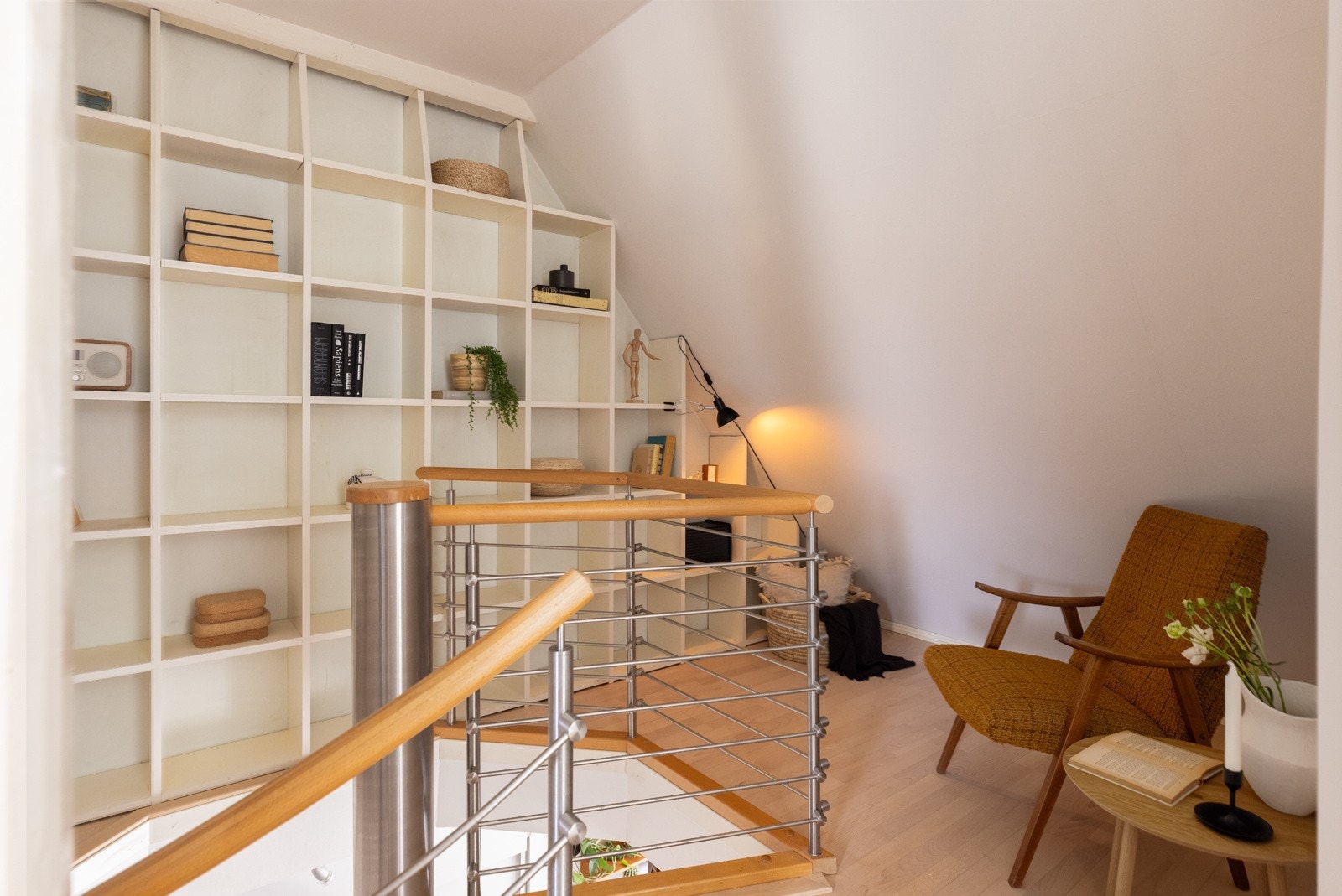 Trapperommet i loftsetasjen har plass til en "kosekrok" hvor du kan drømme deg bort i en god bok. Galleribilde