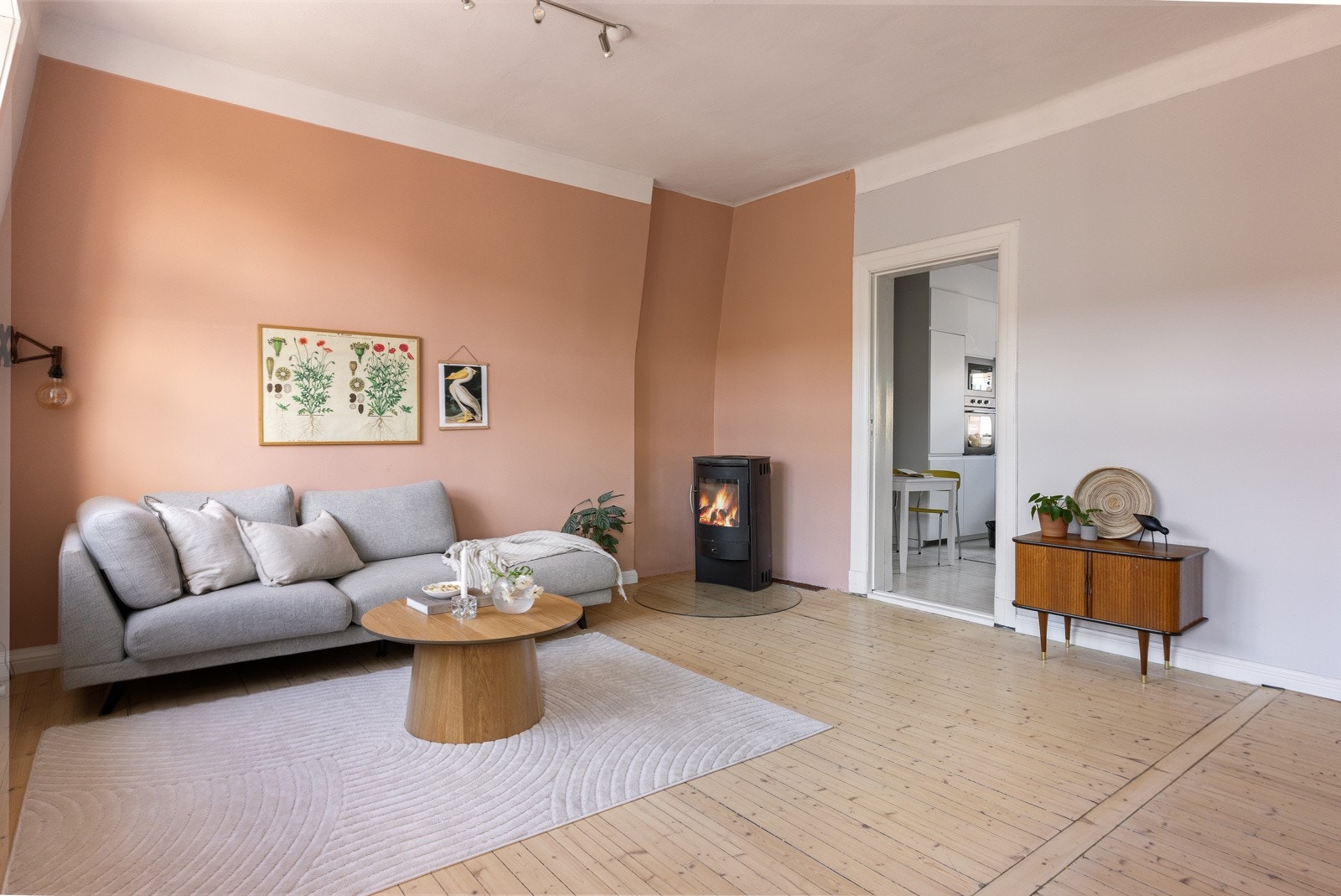 Peisovnen i stuen gir lun varme og bidrar til en god atmosfære. Galleribilde