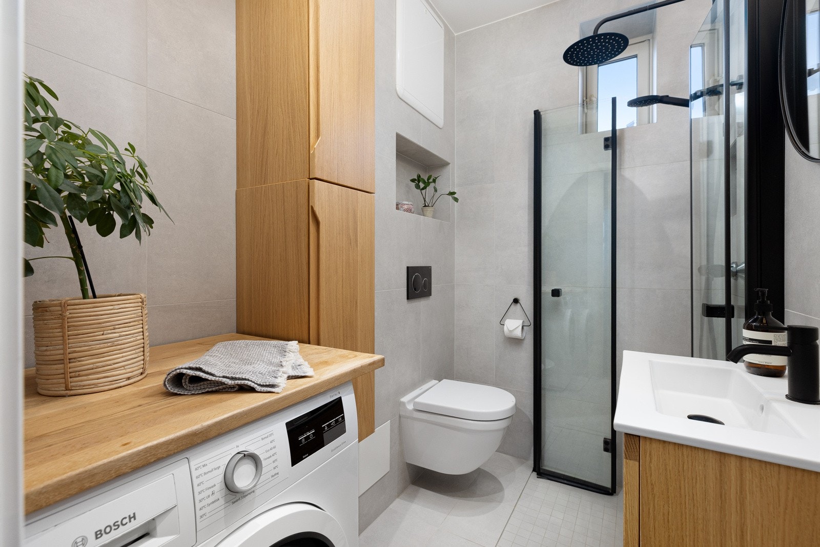 Baderommet ble renovert i 2021. Det er montert gulvvarme, vegghengt toalett, dusjhjørne og opplegg for vaskemaskin og tørketrommel. Galleribilde