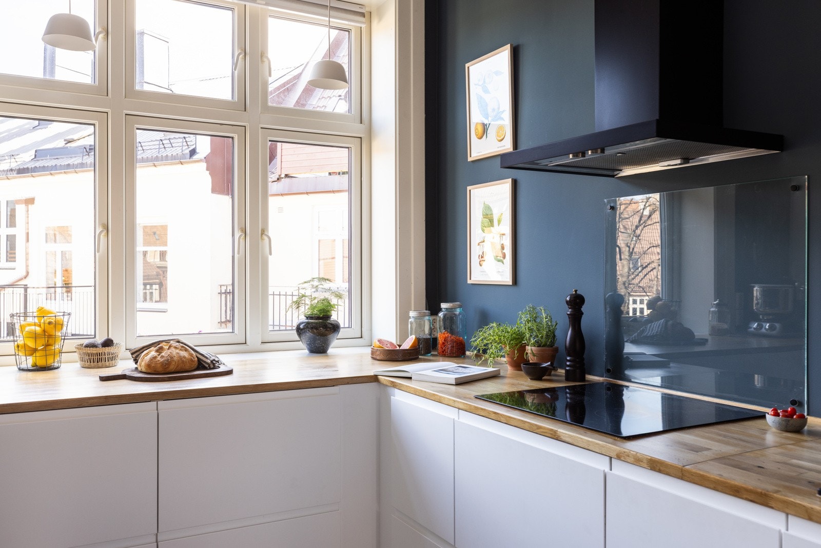 Ved vinduet på kjøkkenet kan man tilberede lekre retter og ha utsyn mot de flotte fellesarealene. Galleribilde