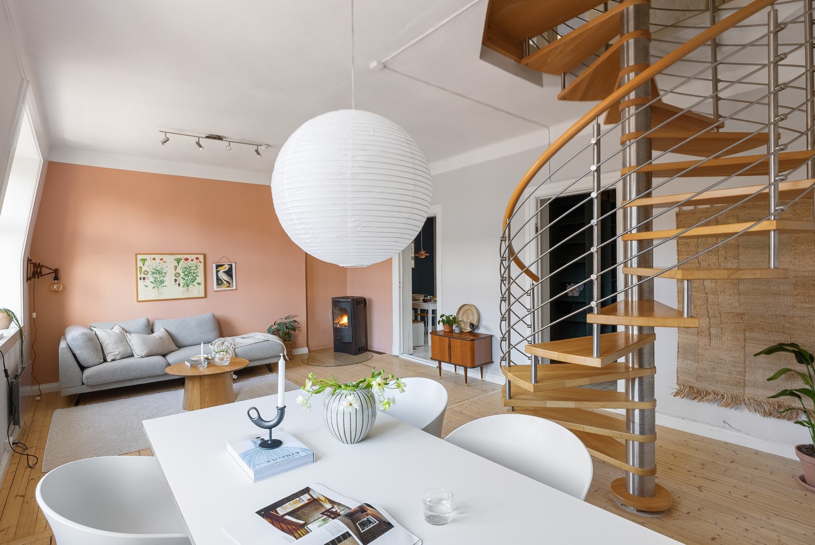 Stuen kan innredes med ulike soner for både egentid og sosialt samvær. Galleribilde