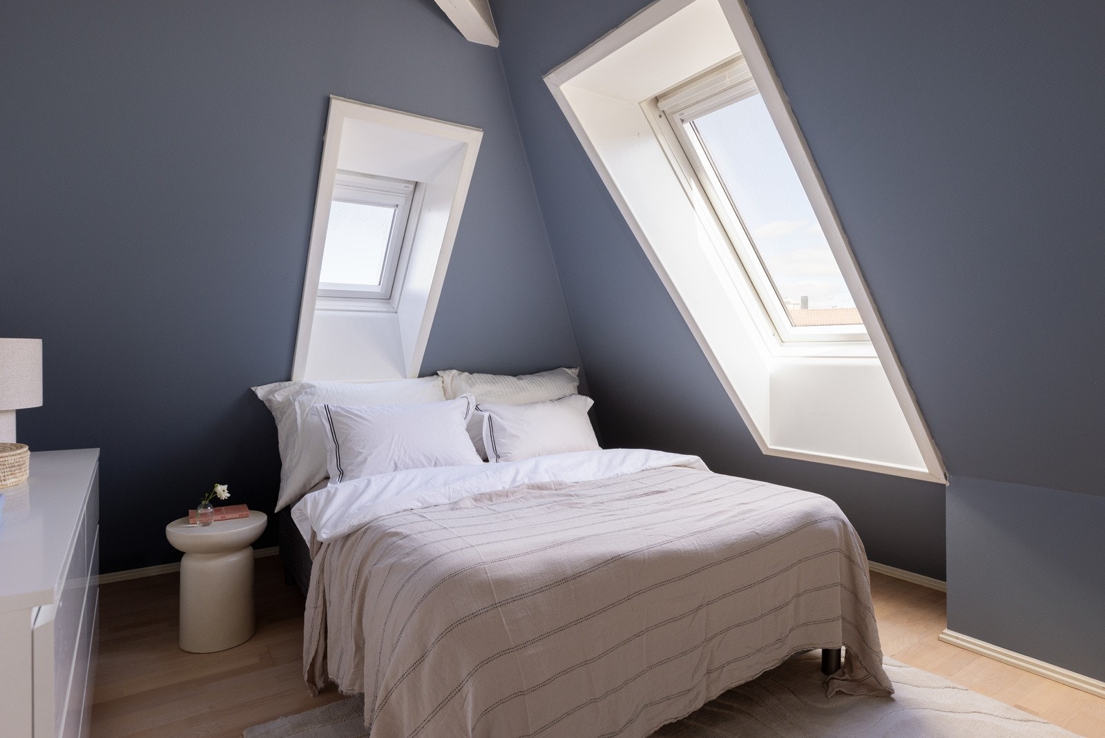 Hovedsoverommet er holdt i en dempet og delikat farge. Galleribilde