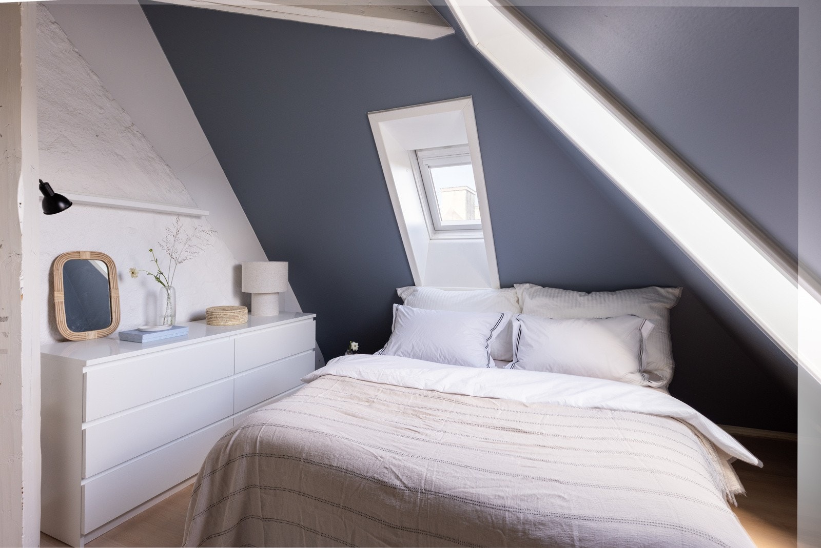 Hovedsoverommet har også nydelig lys fra takvinduene. Galleribilde