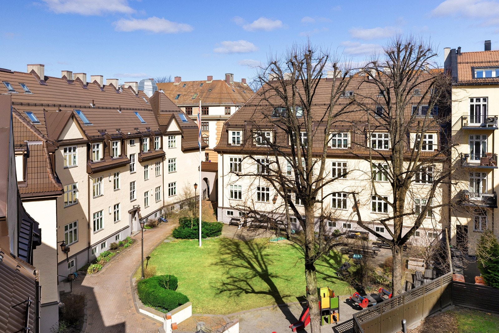 Borettslagets gårdsrom er pent og parkmessig opparbeidet. Galleribilde