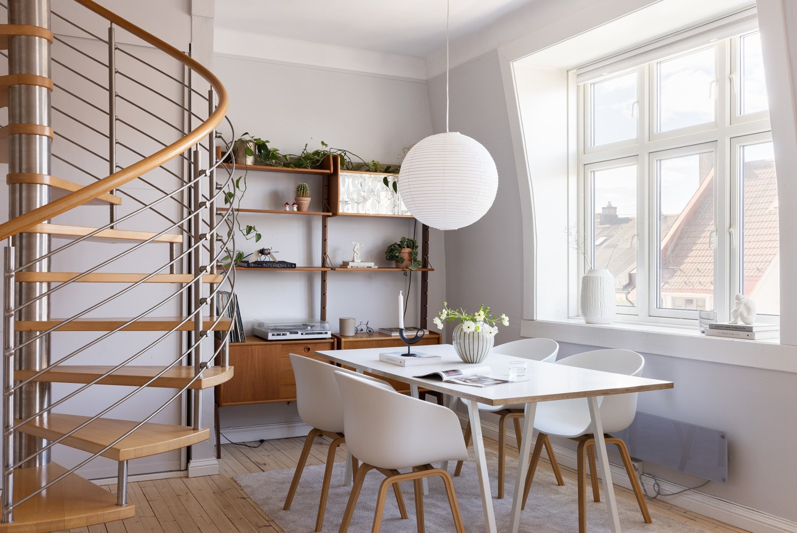 Leiligheten har nydelige lyslinjer. Galleribilde