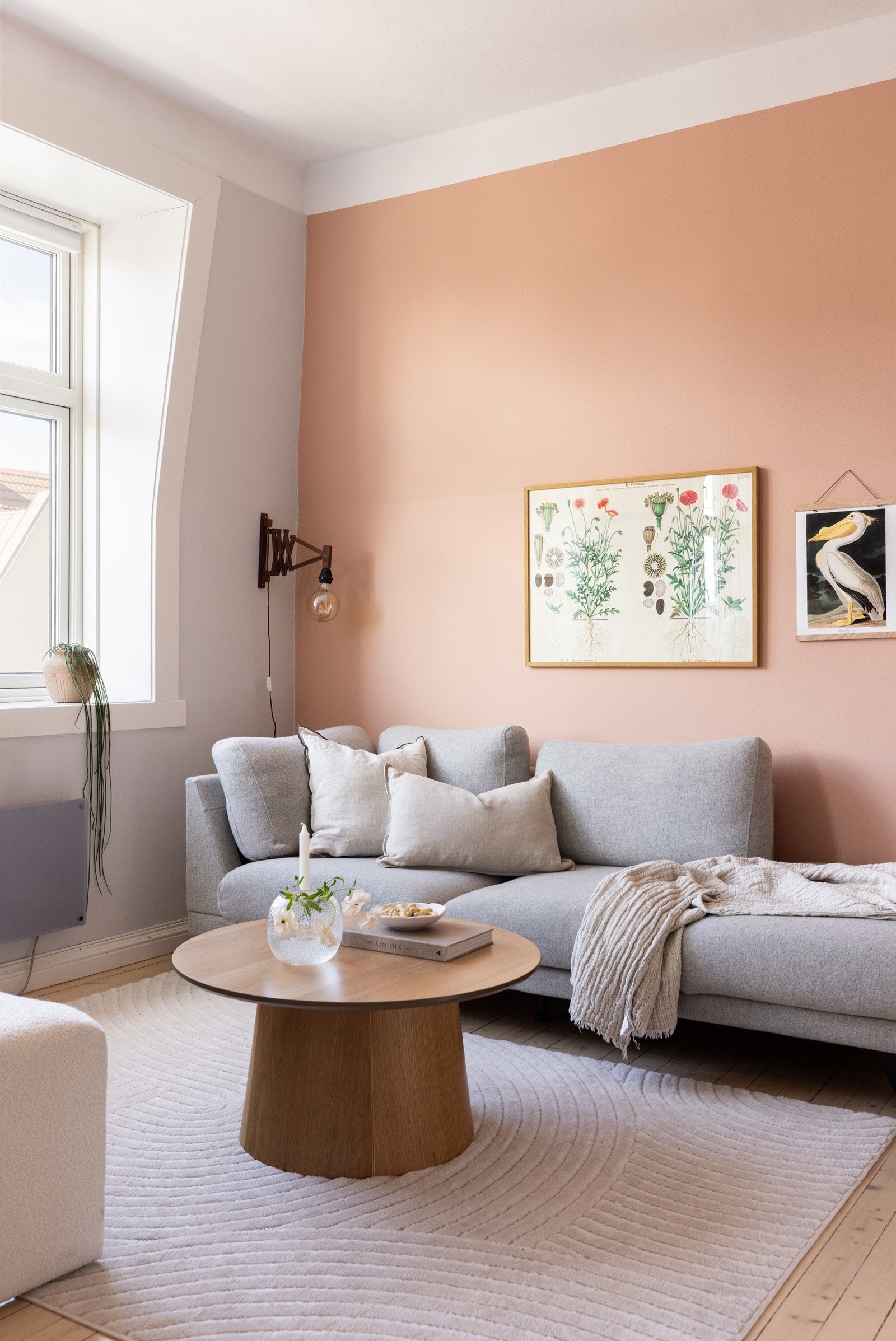 Stuen har en delikat kontrastvegg som skaper en fin overgang mellom tregulvene, veggflatene og det naturlige dagslyset. Galleribilde