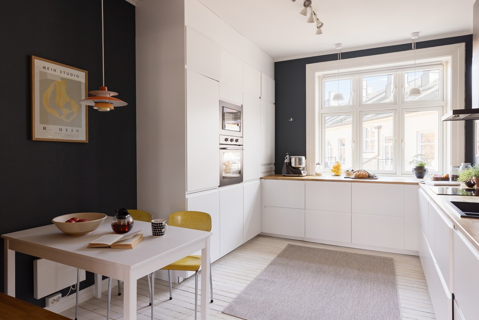 Det er plass til et eget spisebord på kjøkkenet. Galleribilde