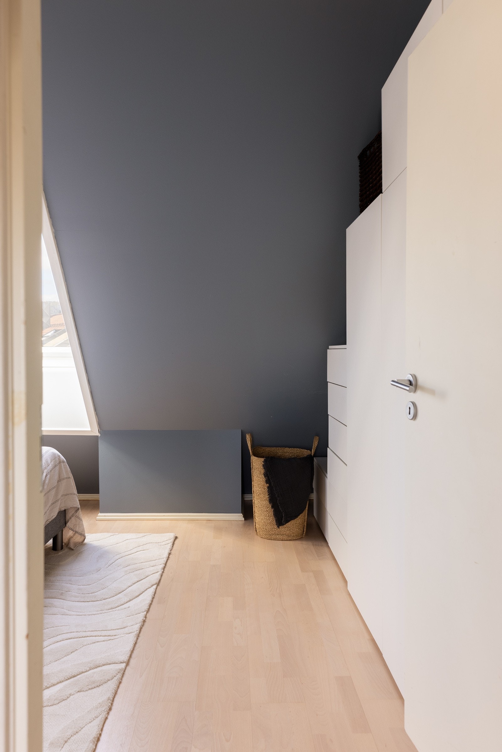 Garderobeskapene i boligen følger med. Galleribilde