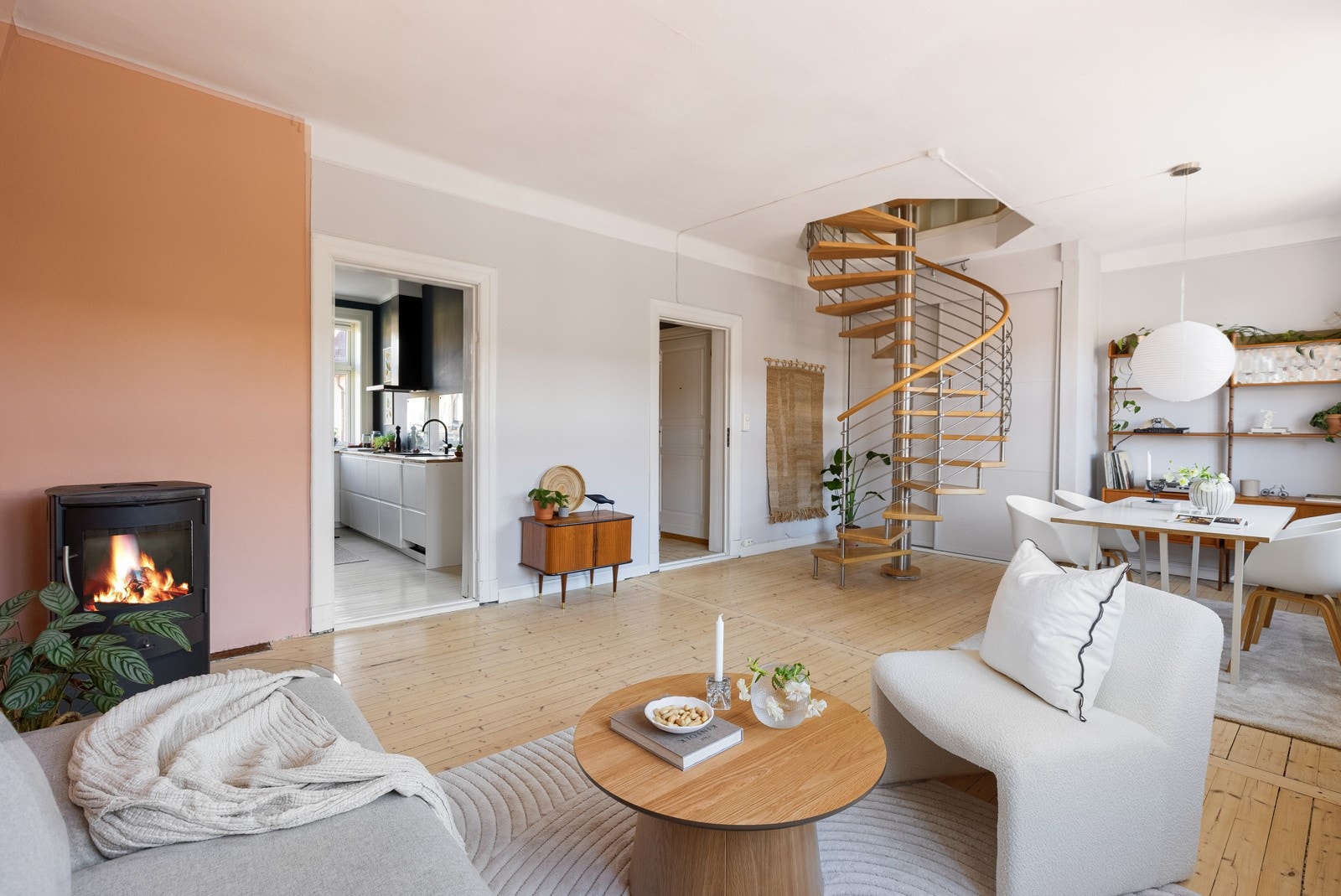 En lekker peisovn i stuen gir god og lun varme fra vedfyring. Galleribilde