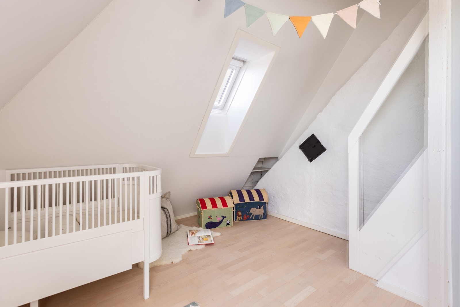 Fra det ene soverommet er det adkomst til hemsen. Galleribilde