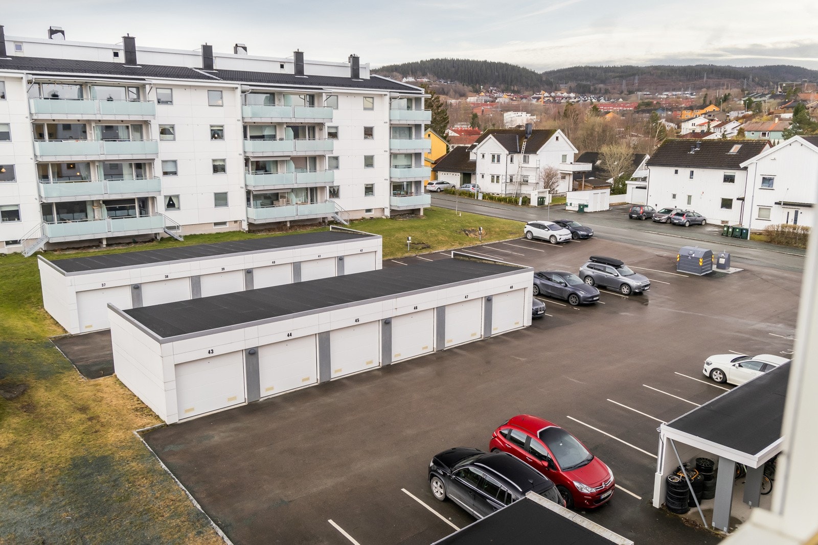 Det er mulig å leie parkeringsplass i regi av borettslaget. Ingen ekstra kostnad. Galleribilde
