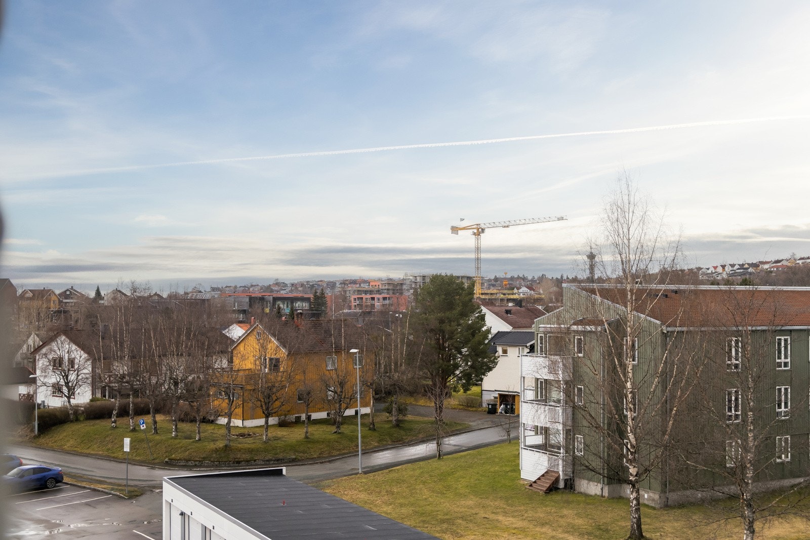 Det er gangavstand til dagligvarebutikker, treningssenter, apotek og andre service tilbud. Galleribilde
