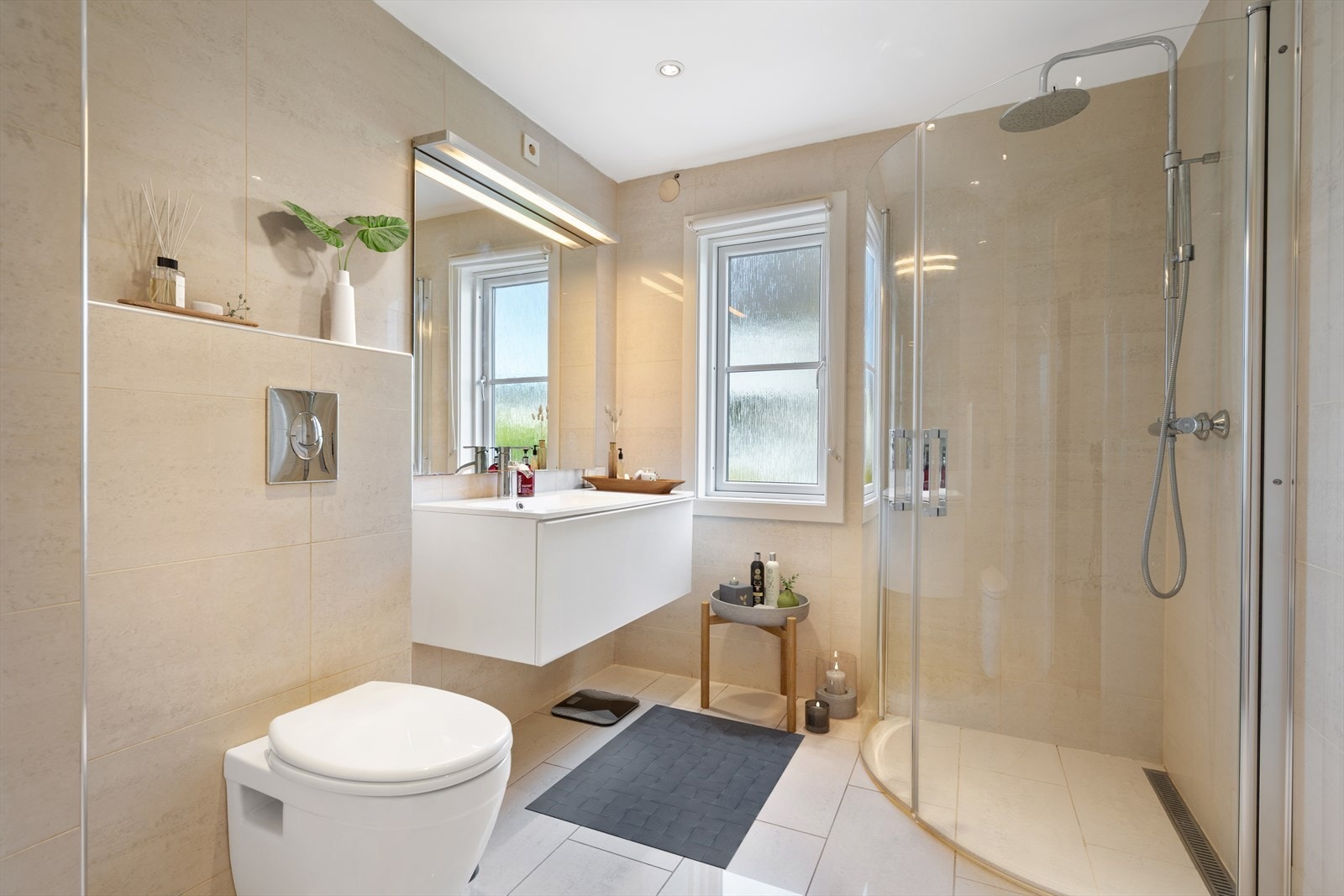 Flislagt bad med varmekabler i gulv. Det er lekkasje ved sluk på baderommet. Fagfolk har vært og sett på jobben og utarbeidet pristilbud for reparasjon. Dette bør utføres før baderommet tas i bruk. Galleribilde