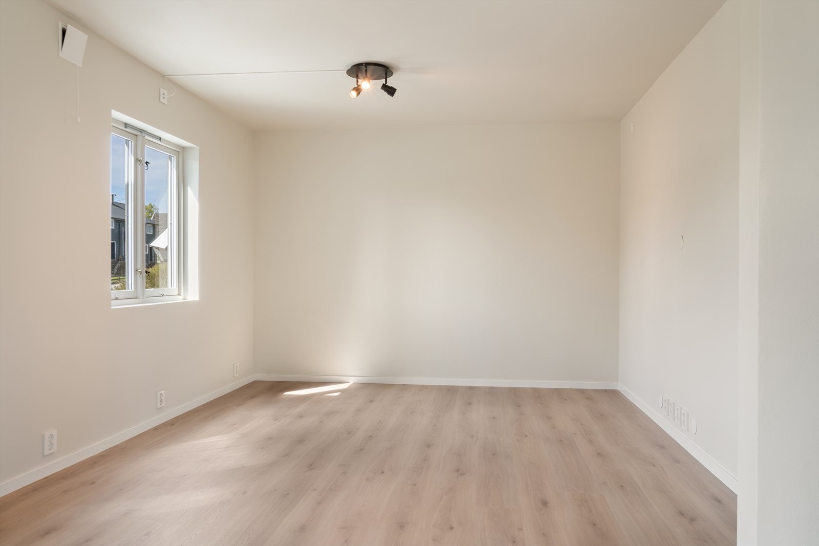 Stue i åpen løsning med kjøkken. God plass til sittegruppe og stort spisebord. Galleribilde