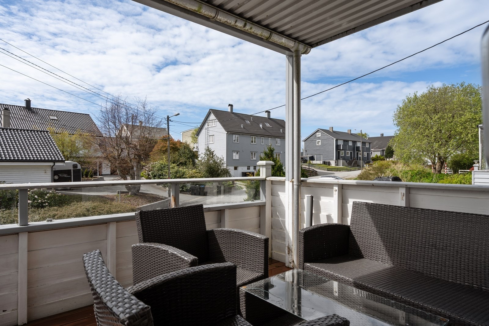 Eiendommen ligger like sør for Rossabø kirke, i et rolig og tilbaketrukket boligområde. Galleribilde