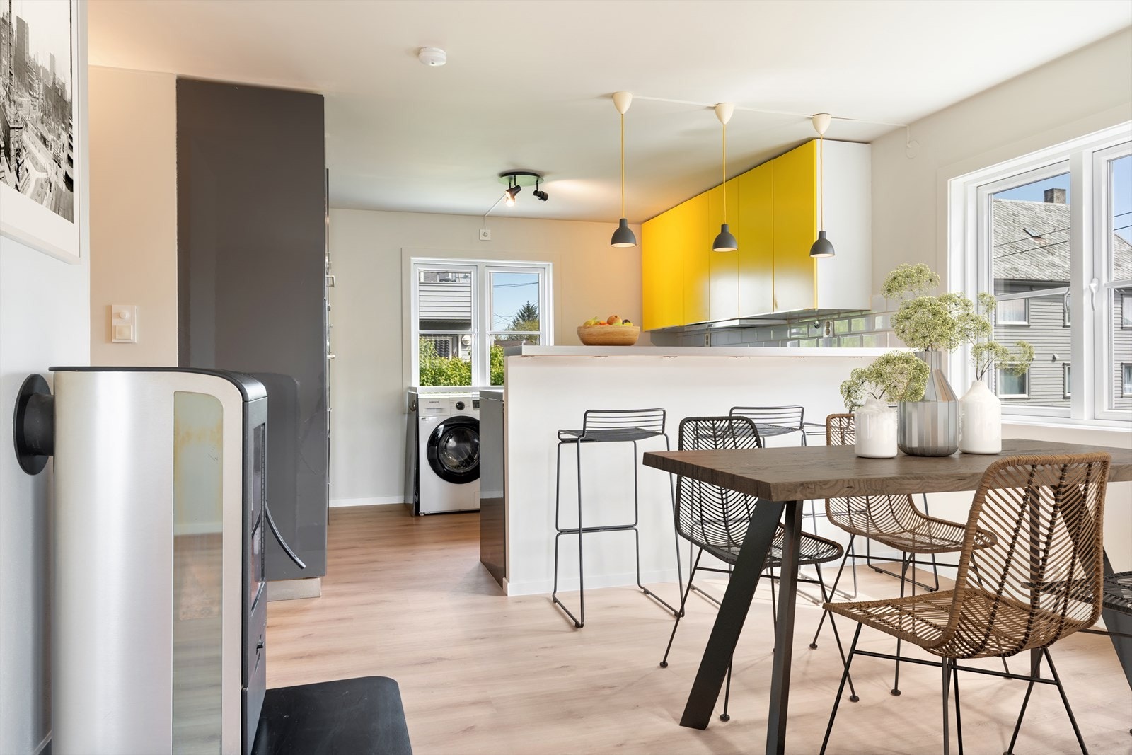 Stue i åpen løsning med kjøkken. Galleribilde