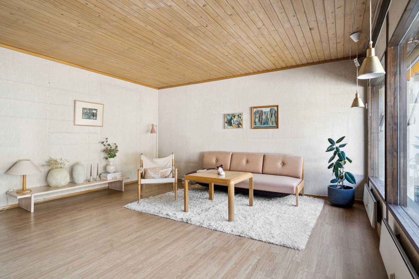 Stuen har en lun og koselig atmosfære, forsterket av en vedovn som gir både varme og sjarm på kalde dager. Galleribilde