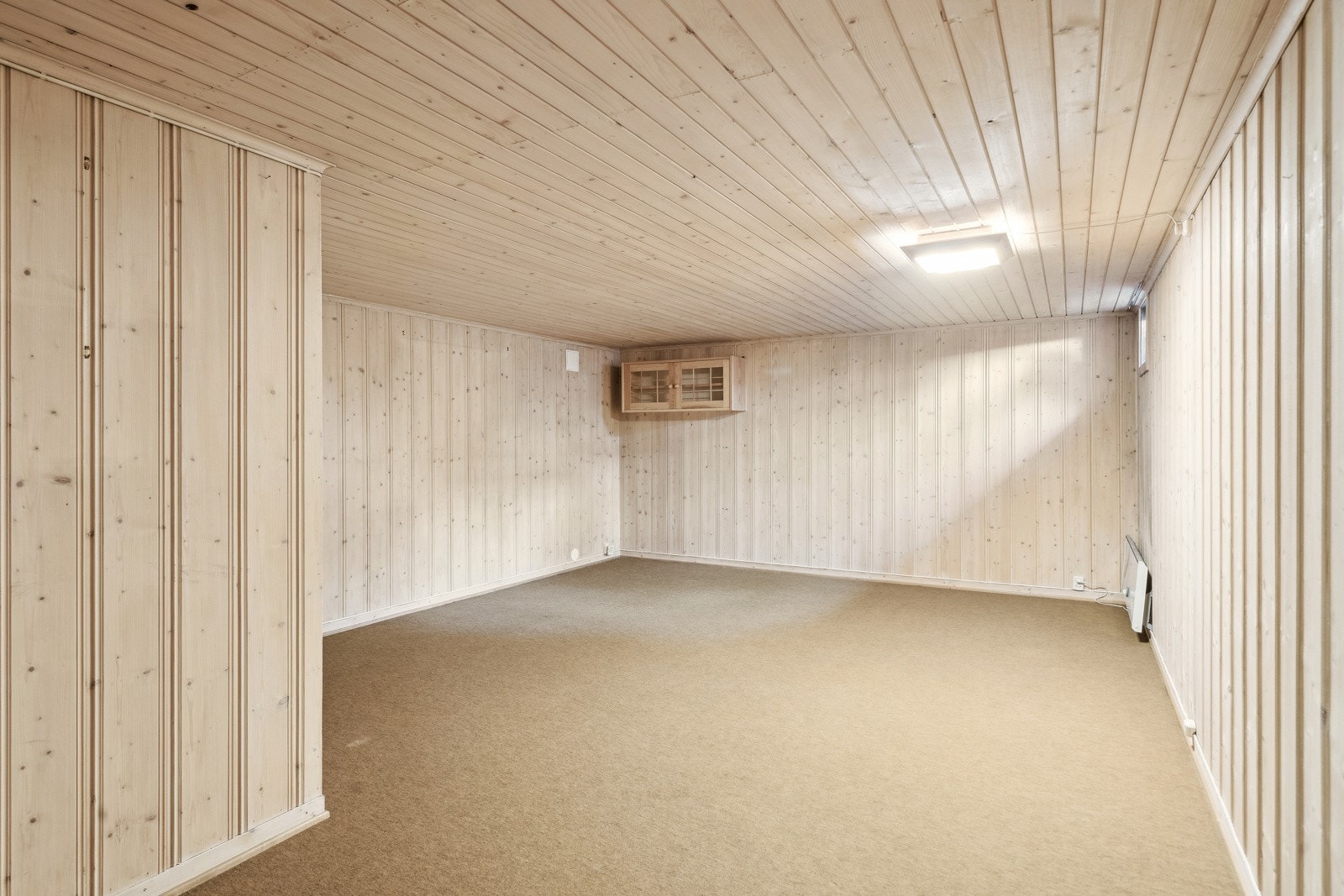 Kjelleren består av en stor bod med gode oppbevaringsmuligheter og hobbyrom som brukes som kjellerstue. Rommet er ikke godkjent for varig opphold. Galleribilde