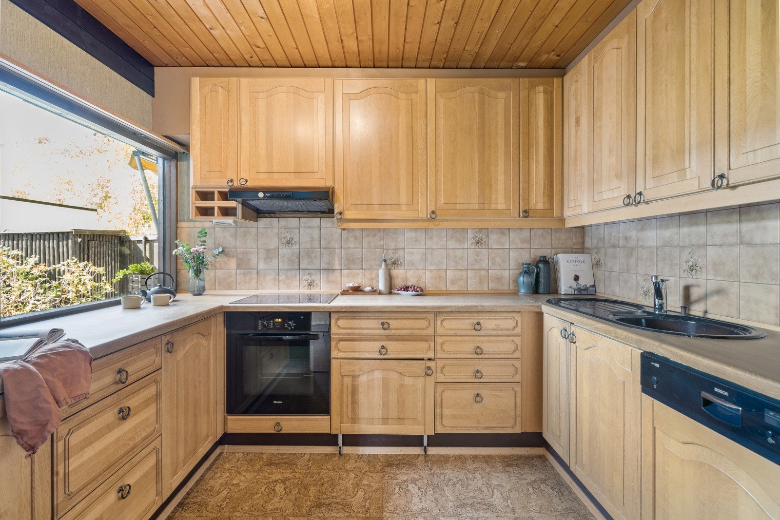 Kjøkkenet har rikelig med skap- og benkeplass. Innredningen er fra 80-tallet, med profilerte fronter og benkeplater i laminat. Galleribilde