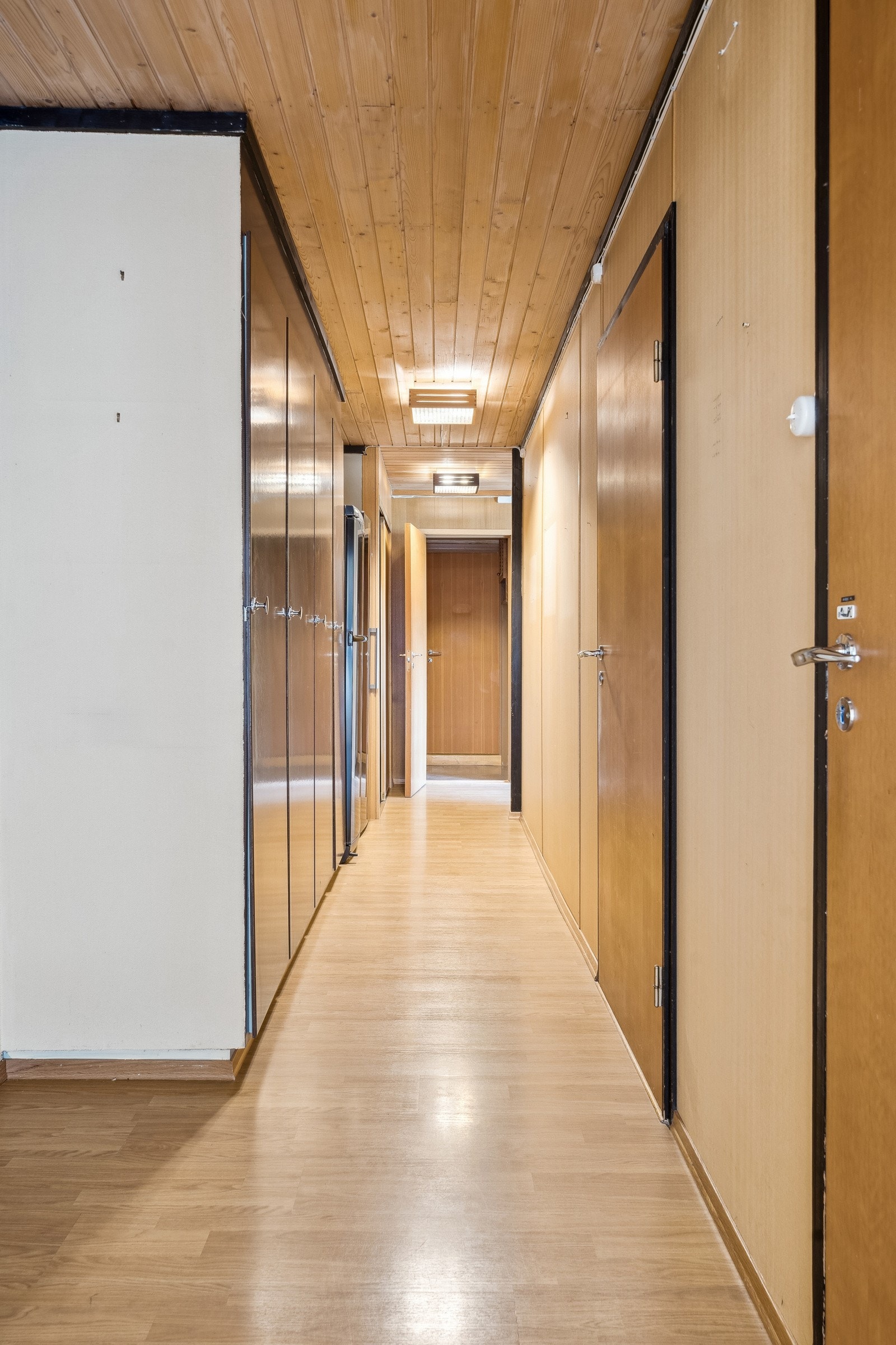 Skyvedørsgarderobe og plassbygde skap i gang inn mot soverommene. Galleribilde