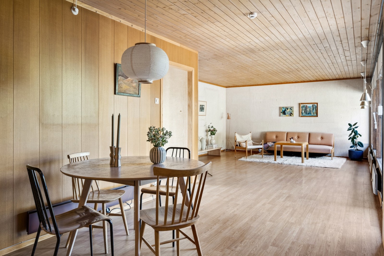 Her er det god plass til både komfortabel sittegruppe og et stort spisebord. Galleribilde