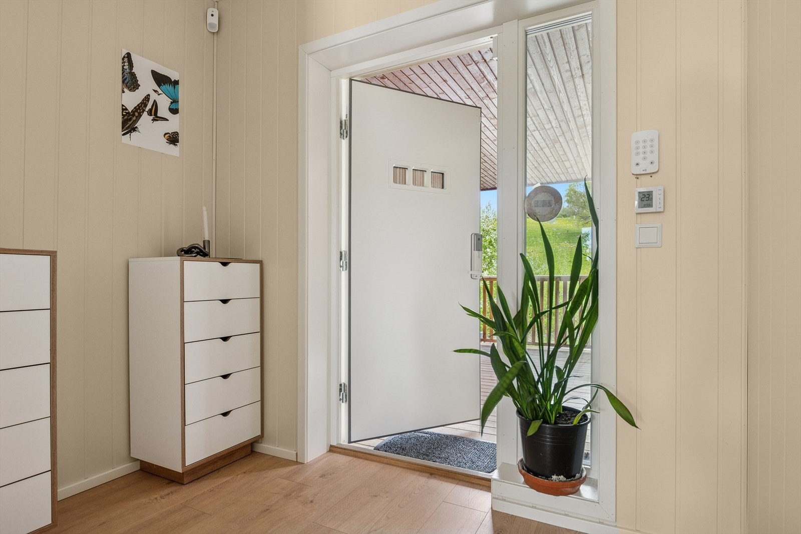 Hyggelig inngangsparti med overbygd entré. Galleribilde
