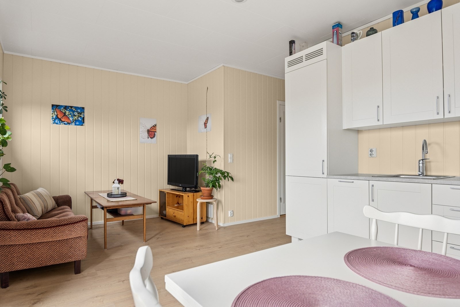 Leiligheten har en åpen løsning og fremstår som lys og innbydende. Galleribilde