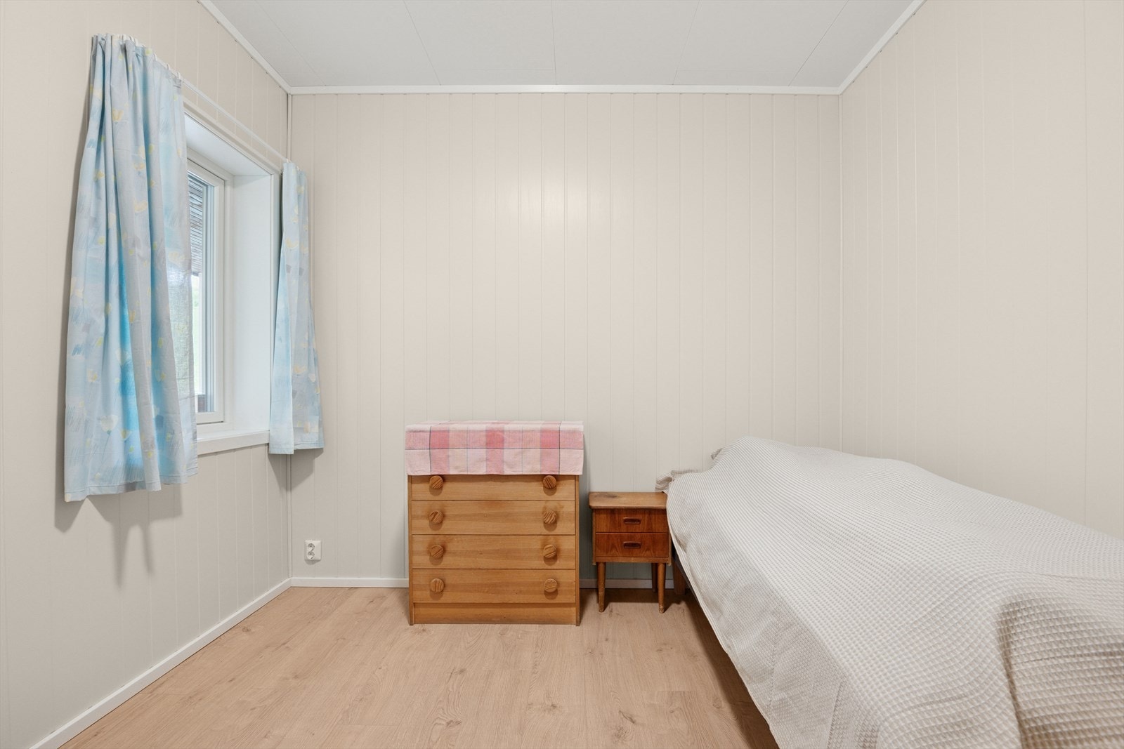 Romslig hovedsoverom med flere møbeleringsmuligheter. Galleribilde