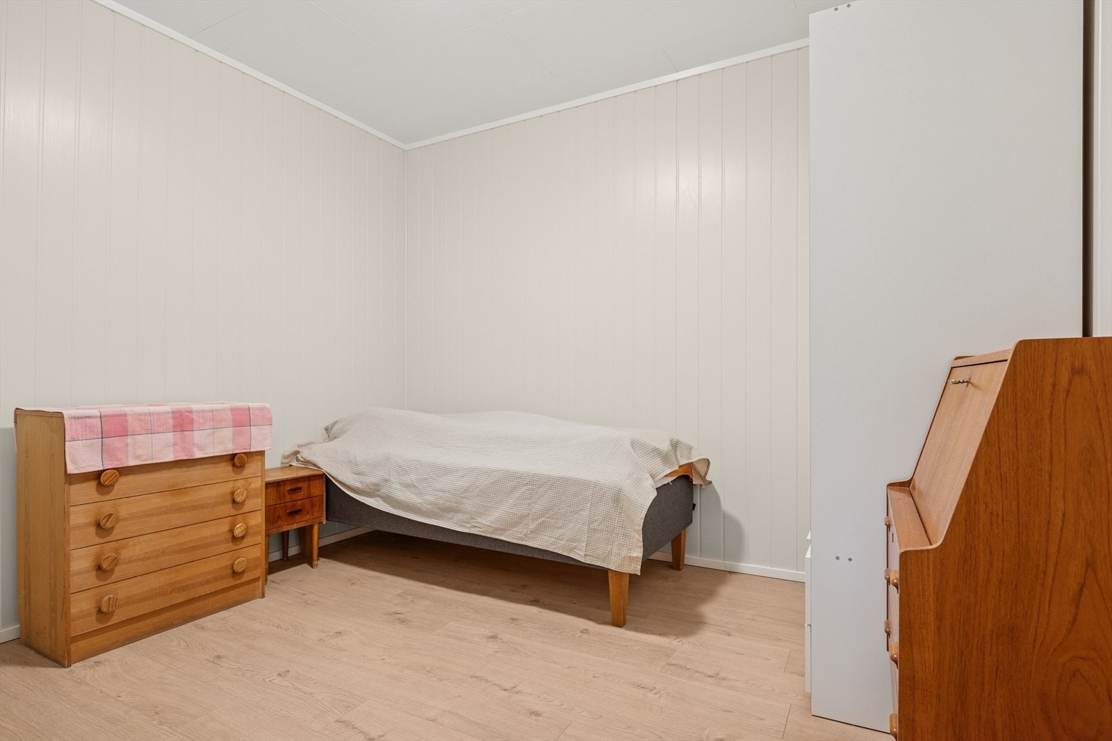 Soverommet har plass til dobbelt seng, nattbord og klesskap. Galleribilde