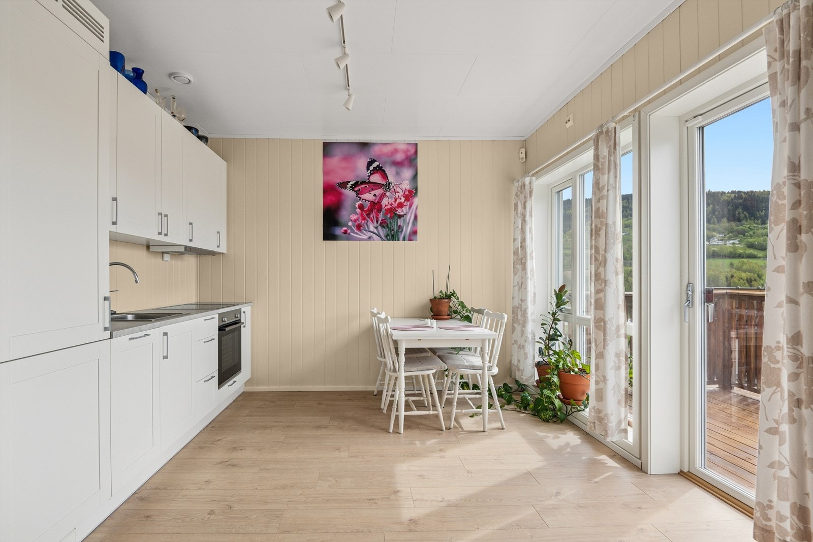 På kjøkkenet er det plass til et spisebord hvor du kan nyte utsikt og et godt måltid. Galleribilde