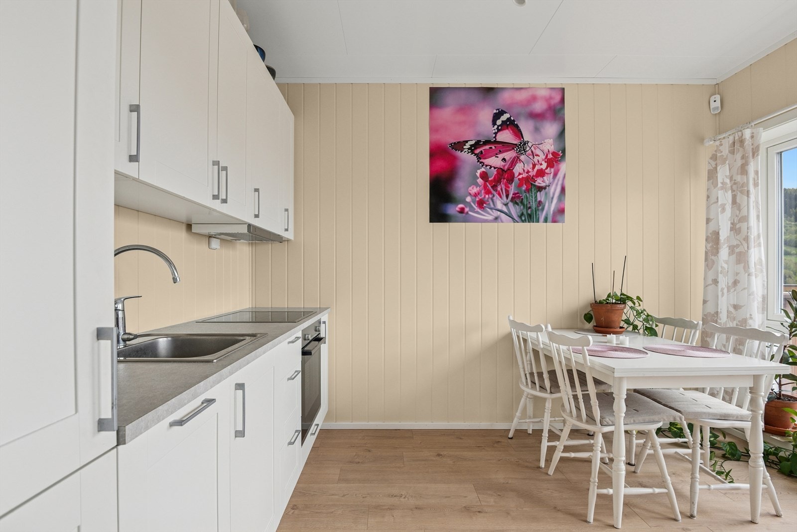 Kjøkkenet har en laminert benkeplate i grå tone. Galleribilde