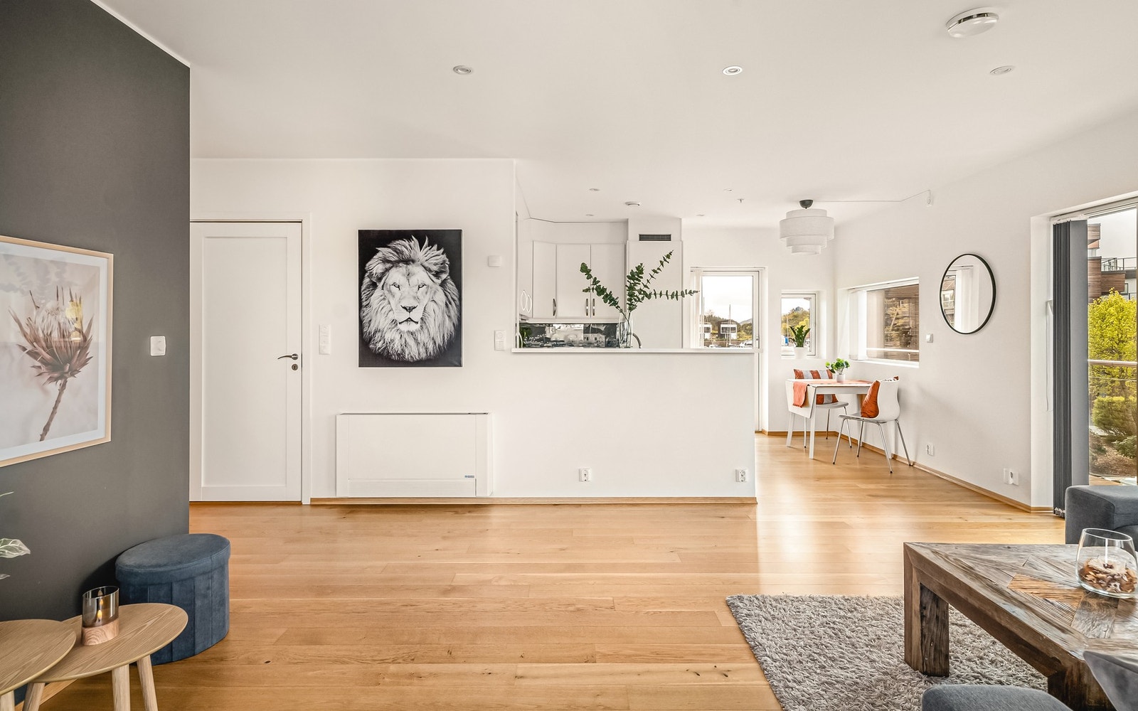 Leiligheten har balansert ventilasjonsanlegg og viftekonvektor i stuen. Galleribilde