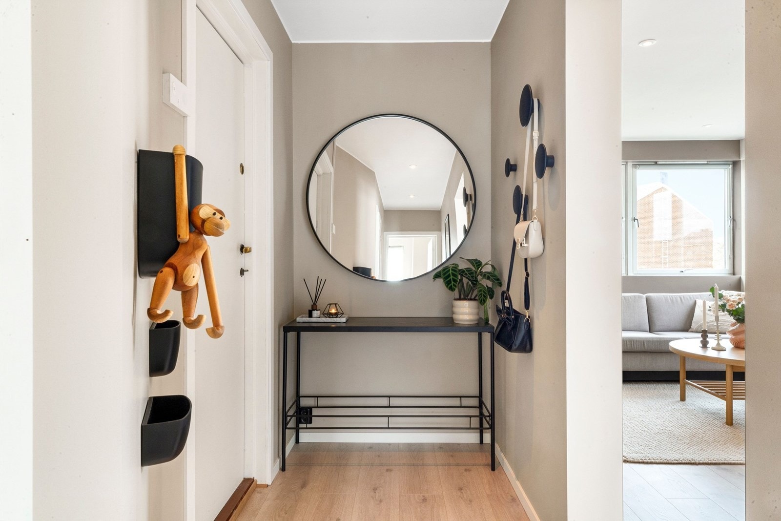 Man ønskes velkommen inn i en lys og åpen entré/gang på 4,4 kvm. Her kan man fint plassere et garderobeskap i innhuket for å legge fra seg yttertøy og sko. Galleribilde