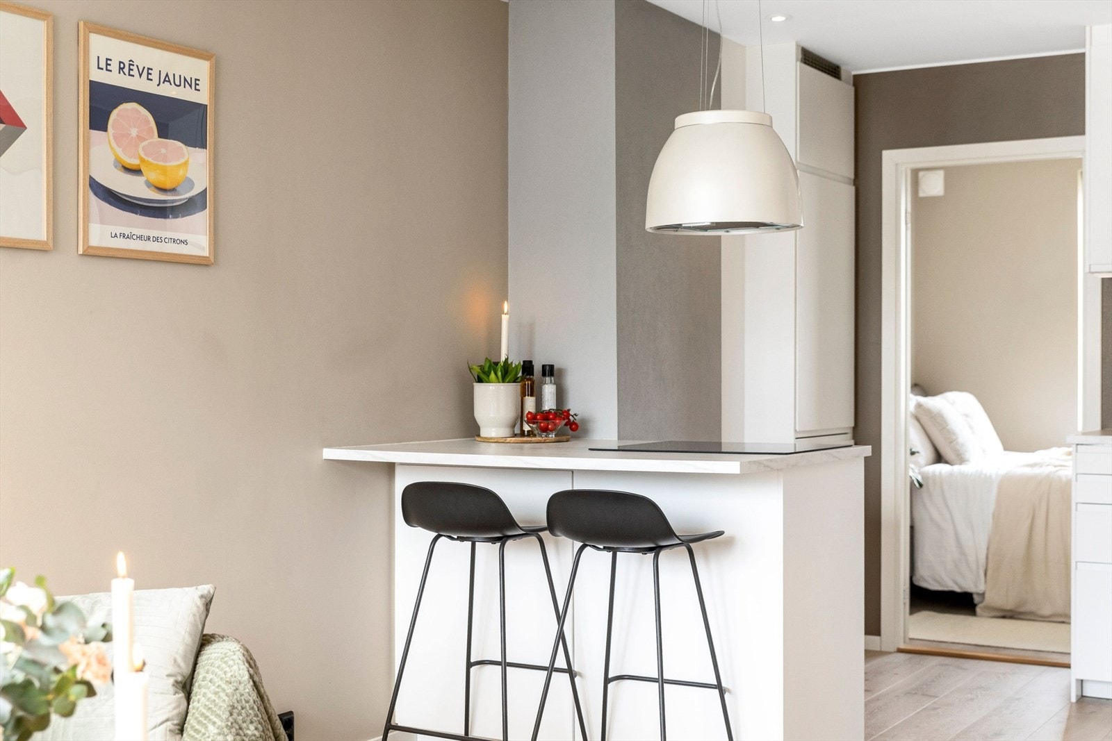 Nytt Voxtorp-kjøkken med laminat benkeplate. Påkostet integrerte hvitevarer som stekeovn, platetopp, oppvaskmaskin, kombi frys- og kjøleskap, samt vifte. Galleribilde