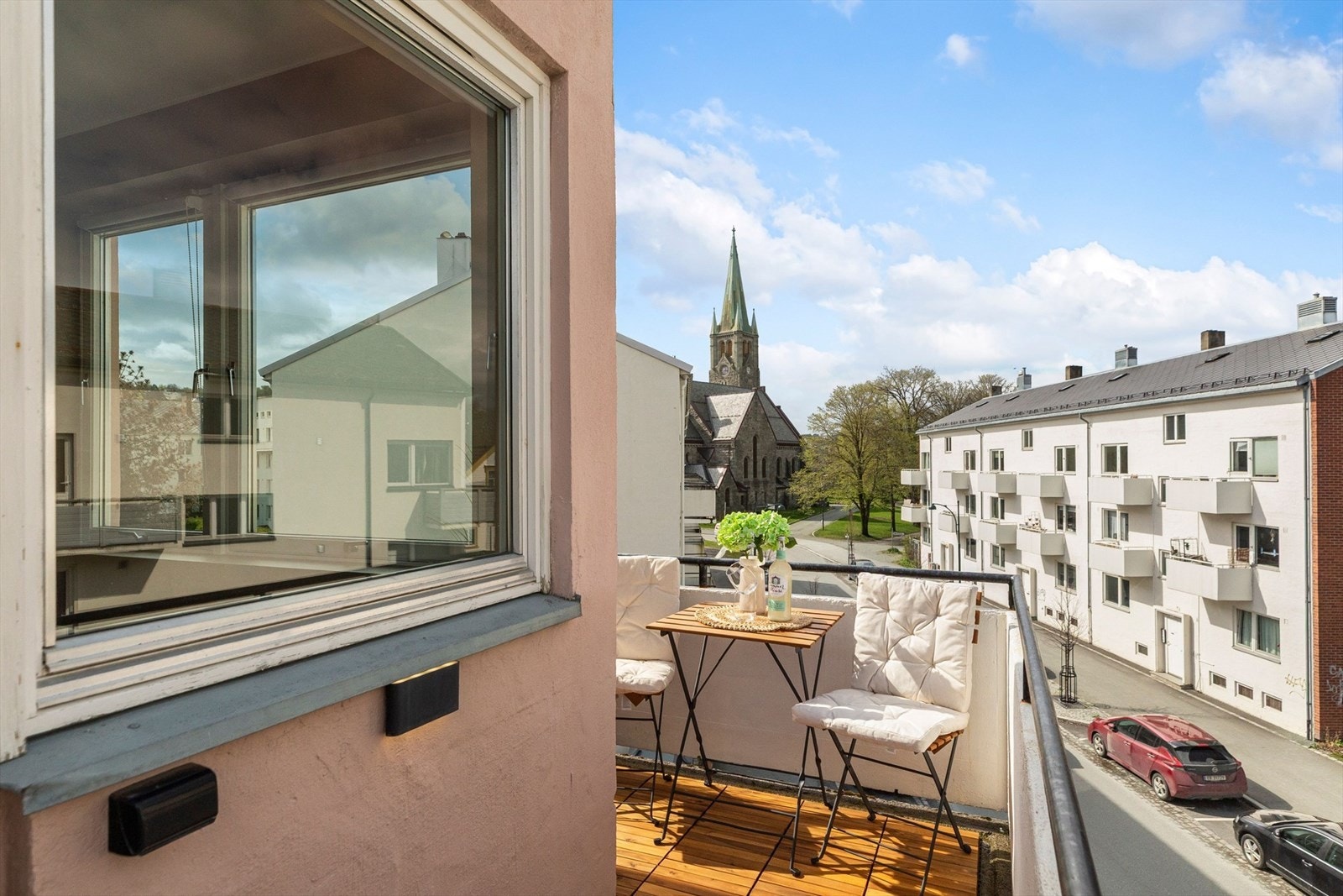 Fra stuen har man direkte utgang til privat veranda på 5 kvm. Denne vender bort fra Innherredsveien, så her sitter man forholdsvis usjenert. Galleribilde