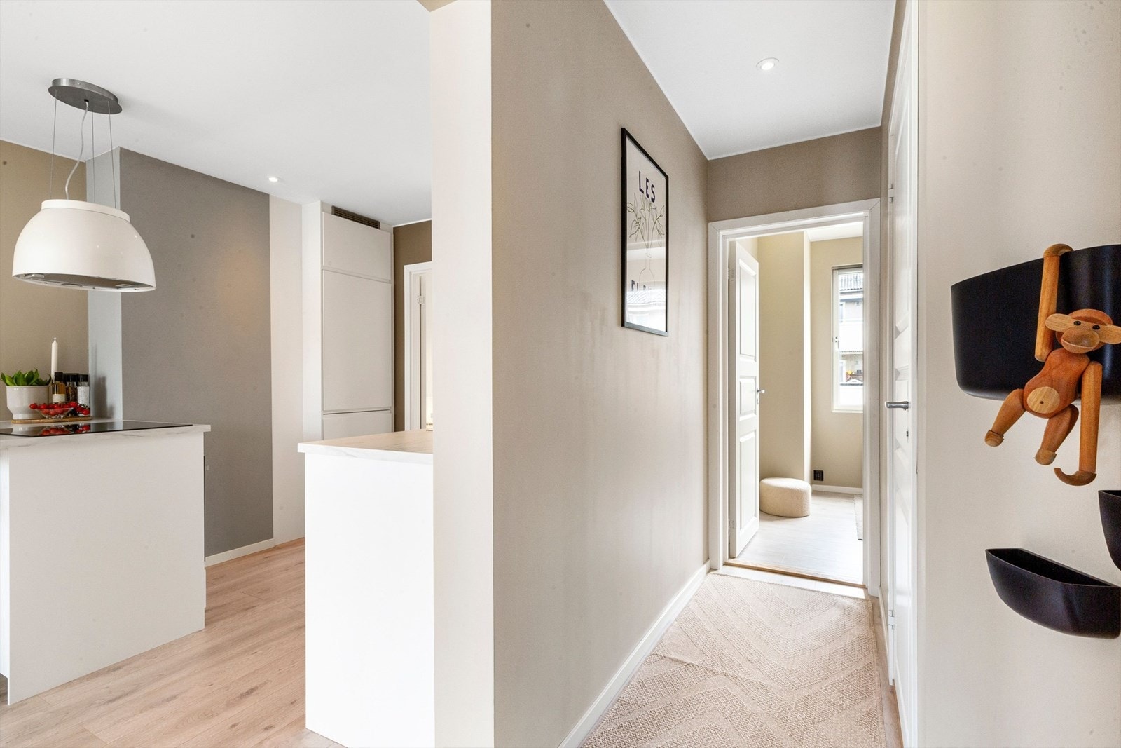 Fra entréen har man adkomst til stue/kjøkken, badet og det minste soverommet. Galleribilde