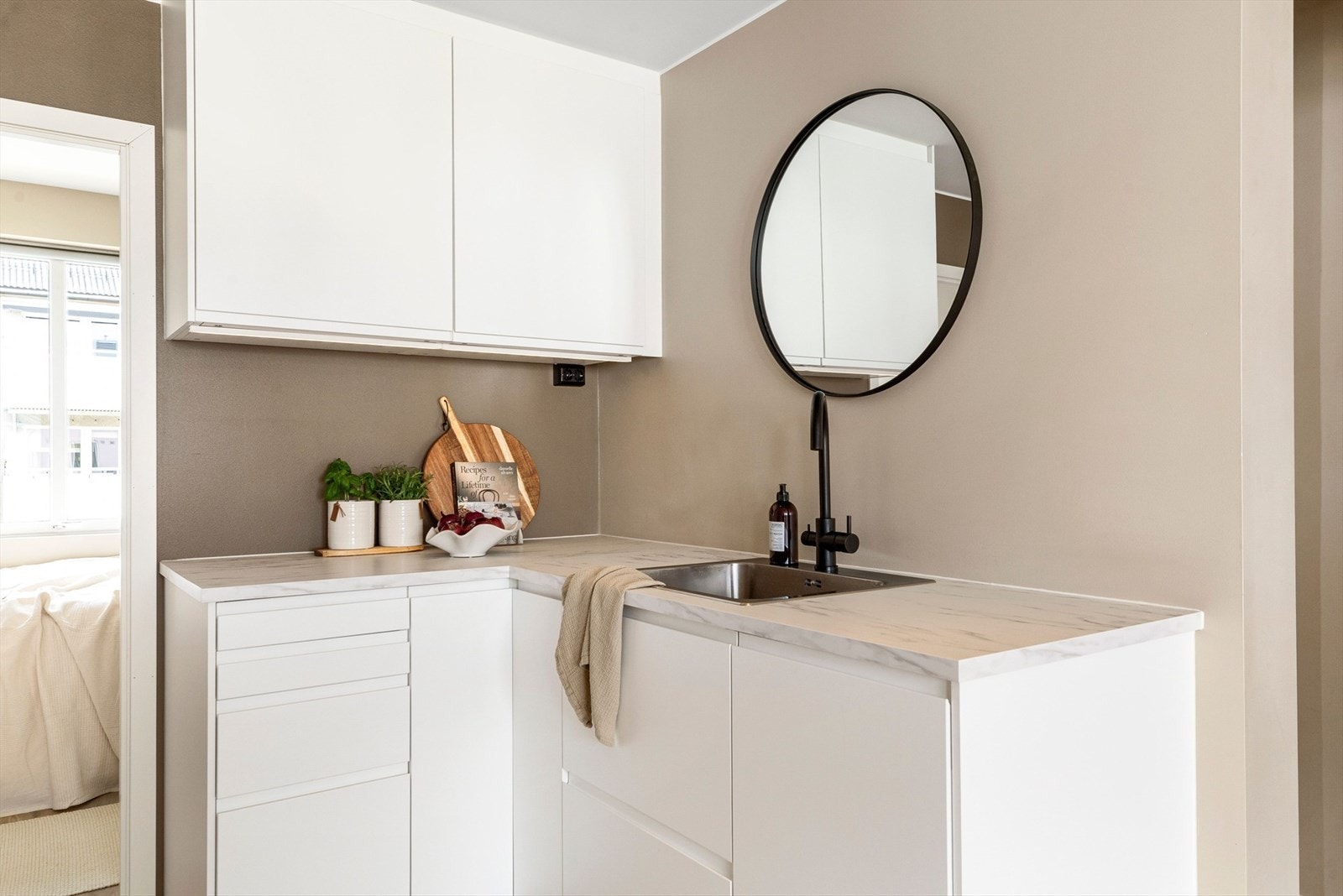 Flott kjøkken med mye benk- og skapplass. Galleribilde