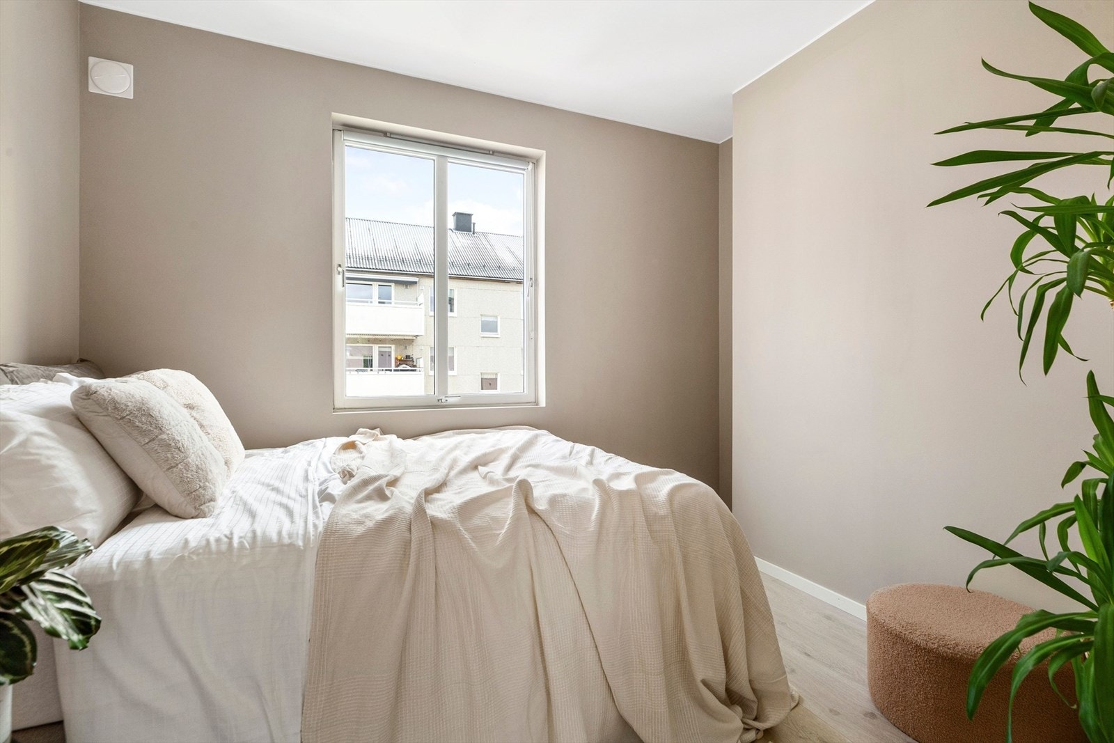 Soverommene ligger i enden av leiligheten vegg i vegg med kjøkken. Soverommet er på 7,7 kvm som gir god plass til dobbeltseng med nattbord og skyvedørsgarderobe. Galleribilde