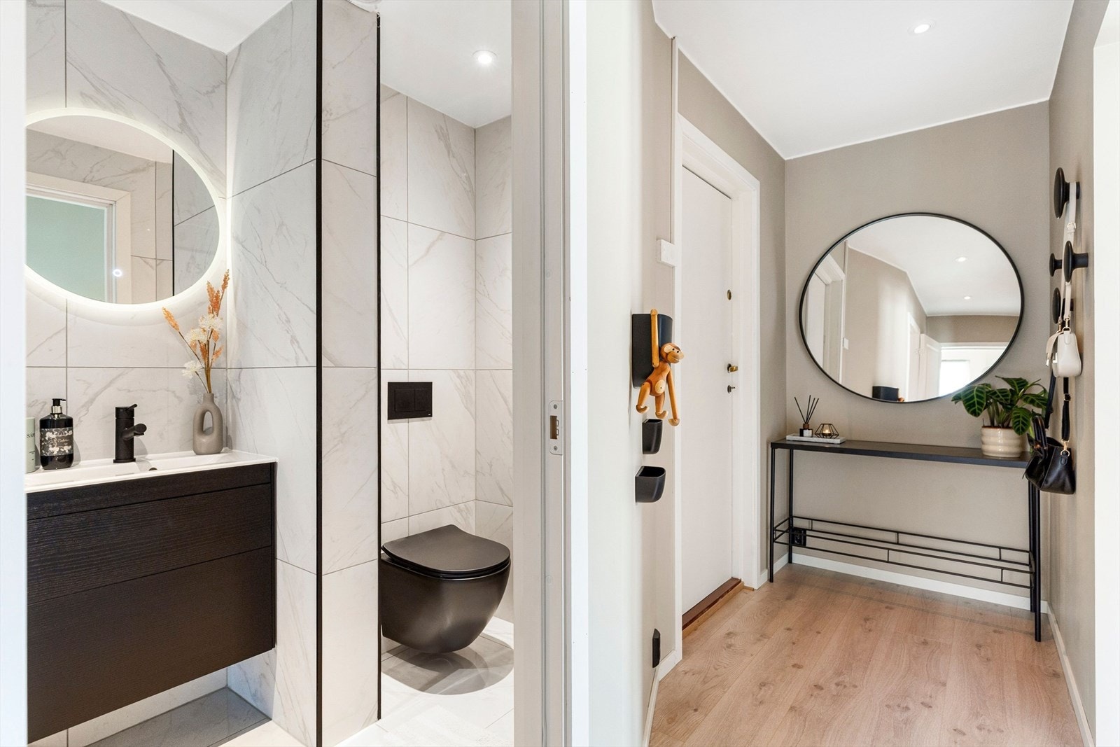 Badet er på 3,1 kvm. Badet er pusset opp 2021, og har flis på gulv med varmekabler, flis på vegger og malt slett himling med downlights. Galleribilde