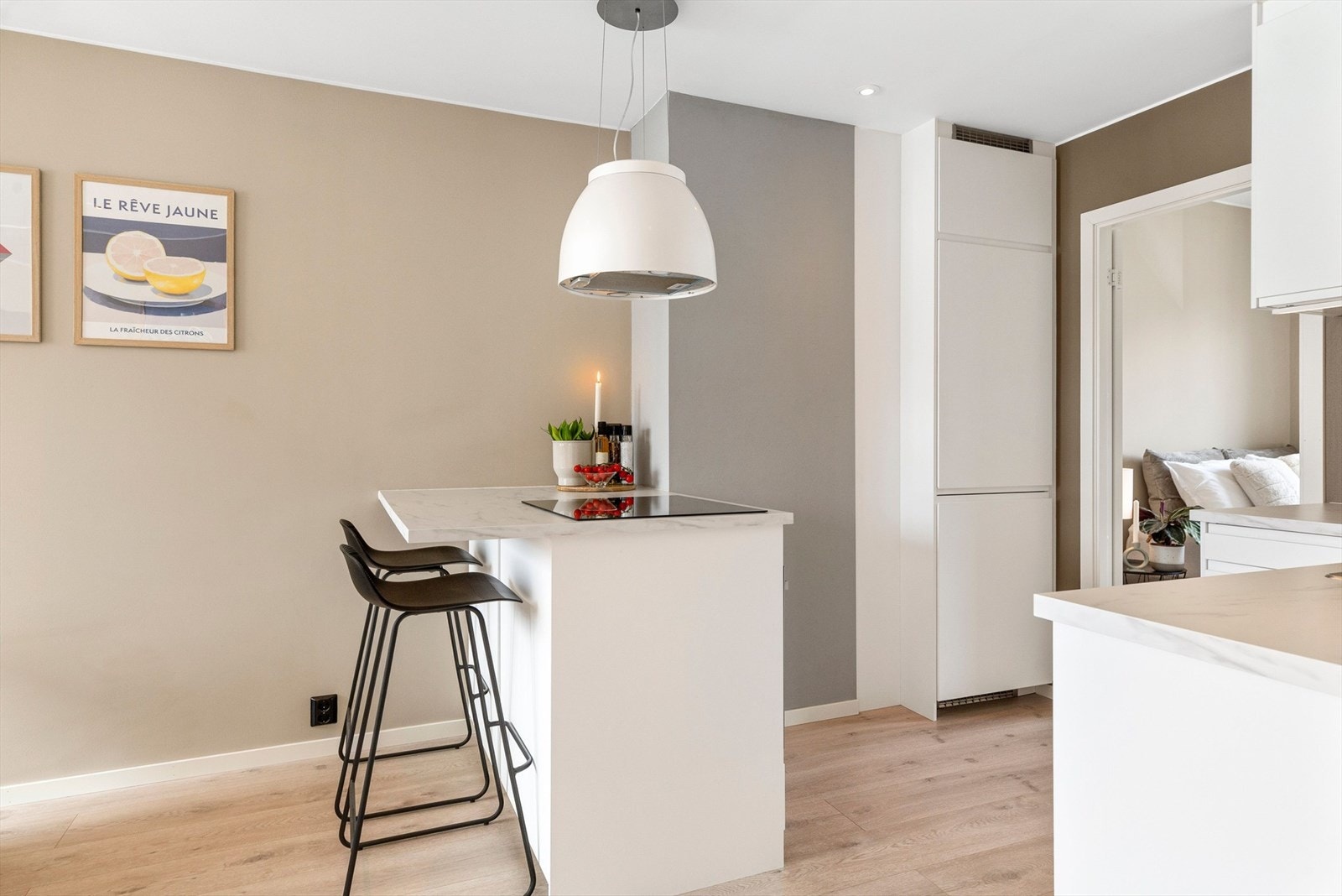 Kjøkkenet har en praktisk kjøkkenøy som gir flere bruksmuligheter. Blant annet mer benkeplass. Galleribilde