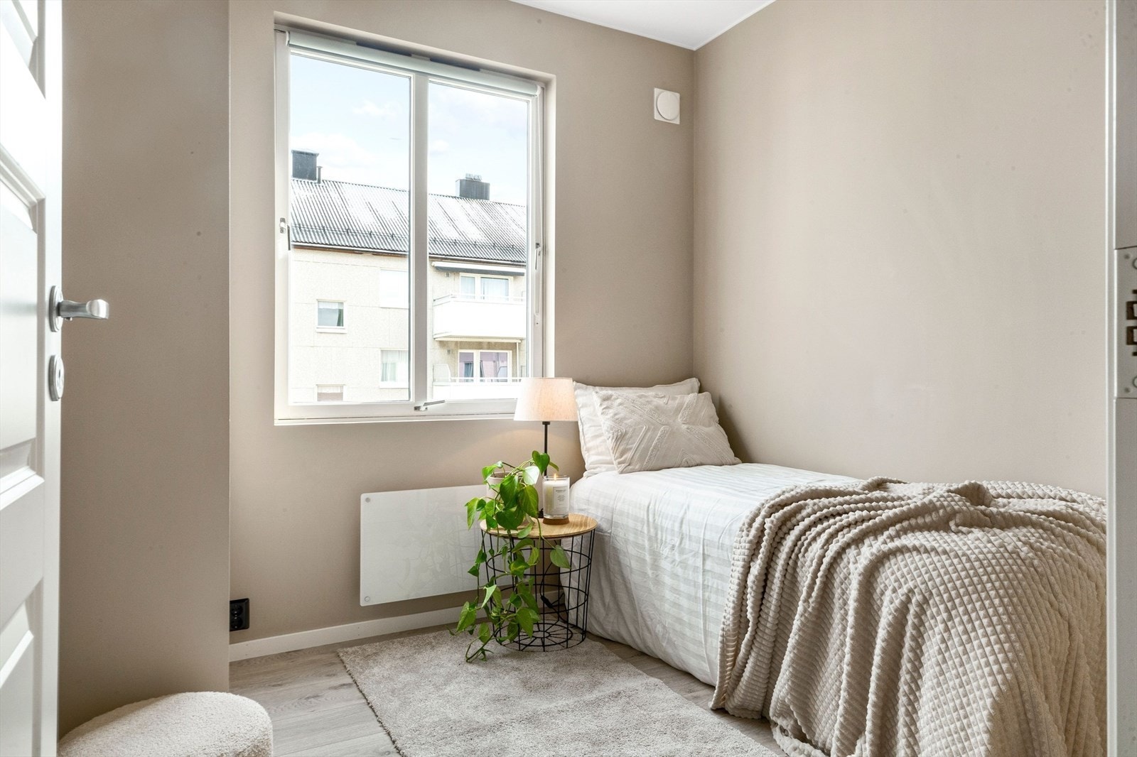 I tillegg til soverommet ved kjøkkenet, har man et soverom med tilknytning til gangen. Dette soverommet er på 5,7 kvm. Felles for begge soverommene er at de vender mot svale omgivelser. Galleribilde