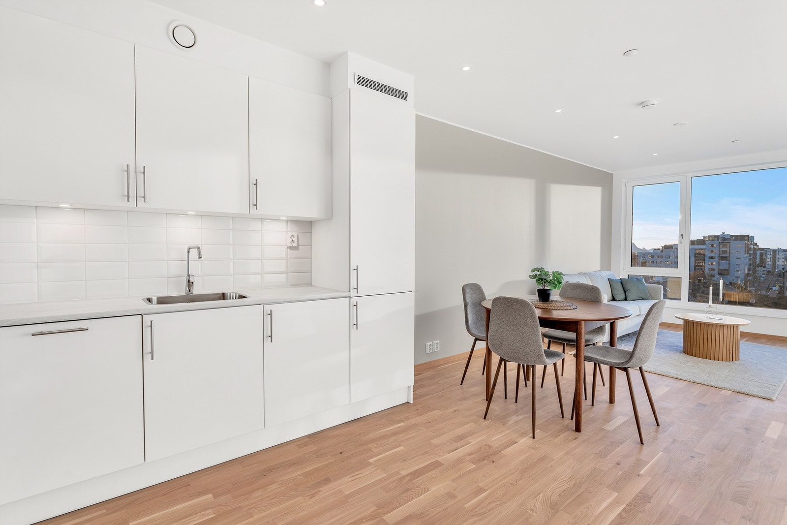 Moderne farge-/ og materialvalg, stor vindusflater som slipper inn godt med naturlig lys skaper en god atmosfære som bør oppleves. Galleribilde