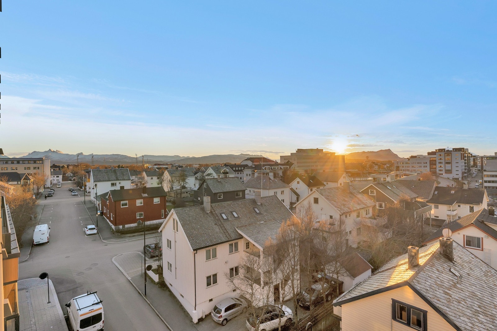 Utsikt mot både innseilingen, Sandhornet og Børvasstindan. Galleribilde