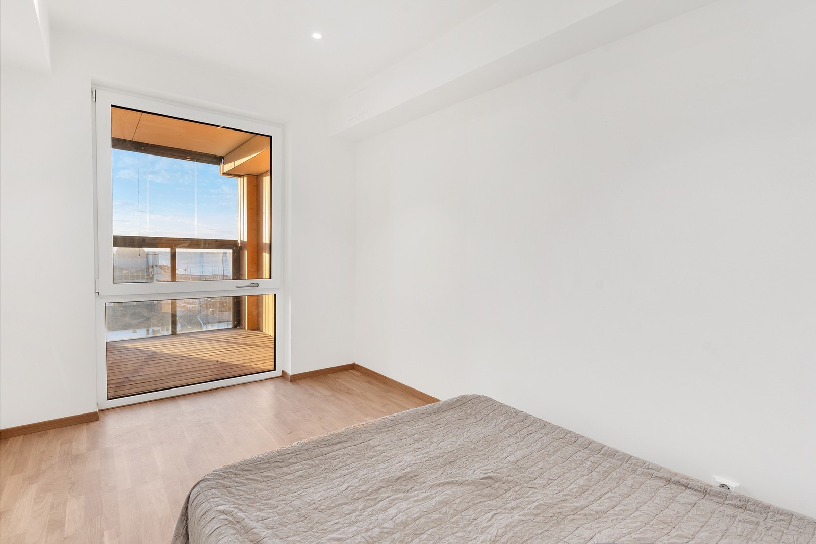 Soverommet har plass til både dobbeltseng og oppbevaringsmøblement. Galleribilde