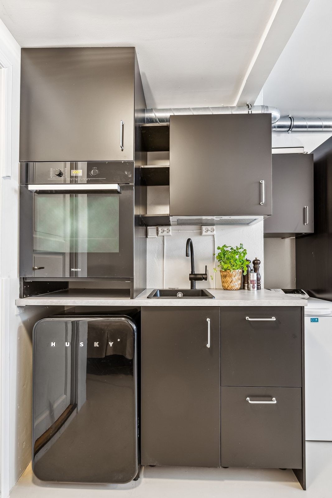 Nytt kjøkken med kjøleskap, komfyr og vaskemaskin ved siden av Galleribilde