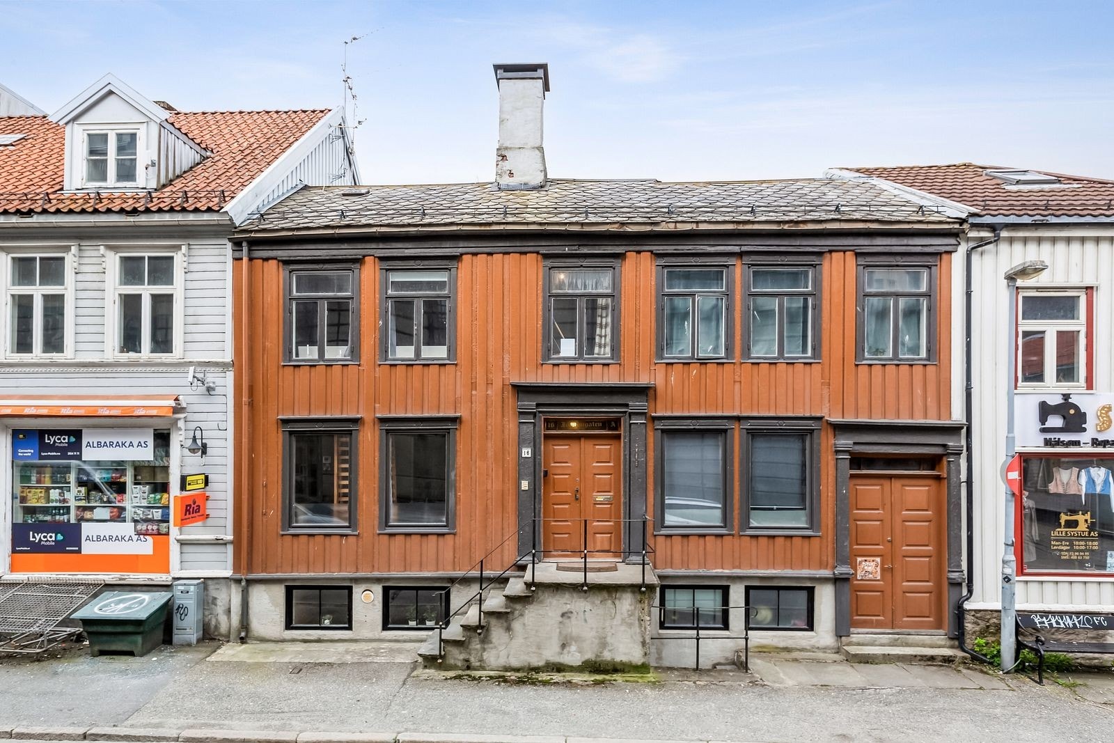 Bygården har seks enheter som deler sykkelbod til høyre på bildet Galleribilde