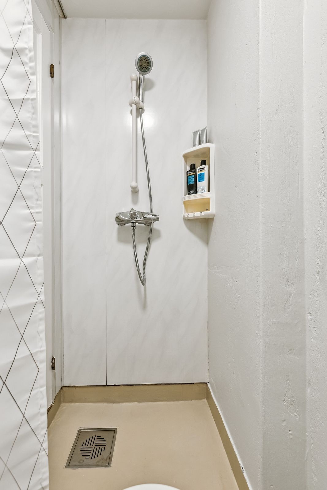 Bad med dusj, servant og toalett Galleribilde