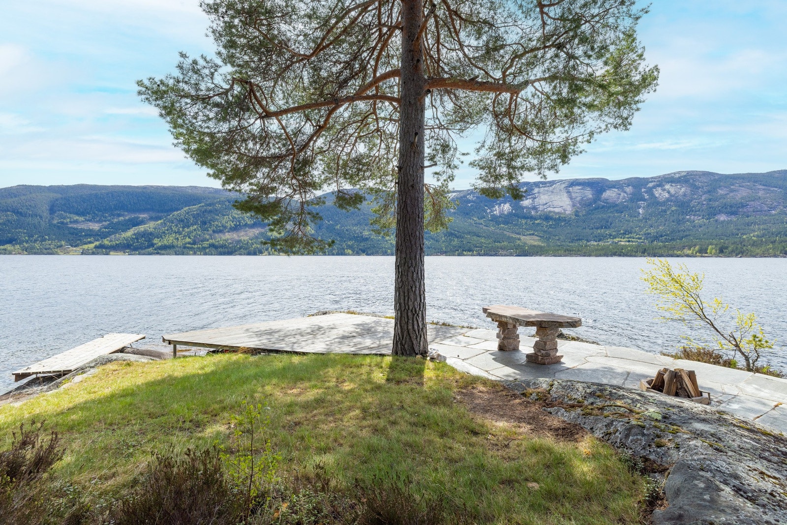 På Varødden ligger det ingen andre hytter, så her får man være helt uforstyrret med nydelig utsikt til Vråvatn. Galleribilde